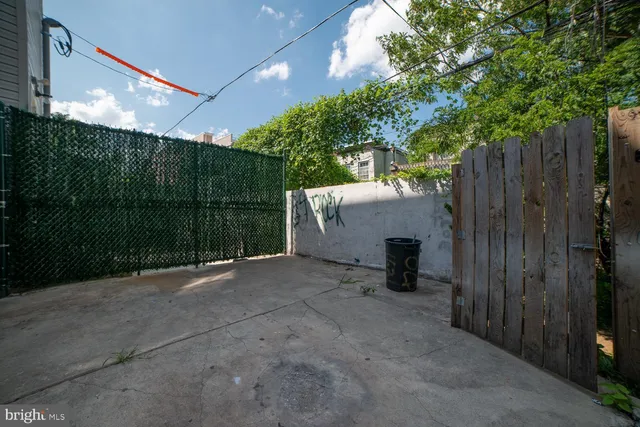 a view of a backyard