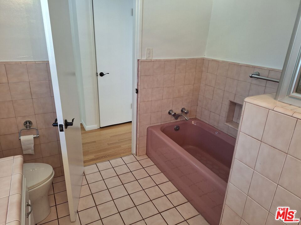 6446 Riggs Place Los Angeles, CA 90045 - Photo 15 of 22 a bathroom with a bathtub and toilet
