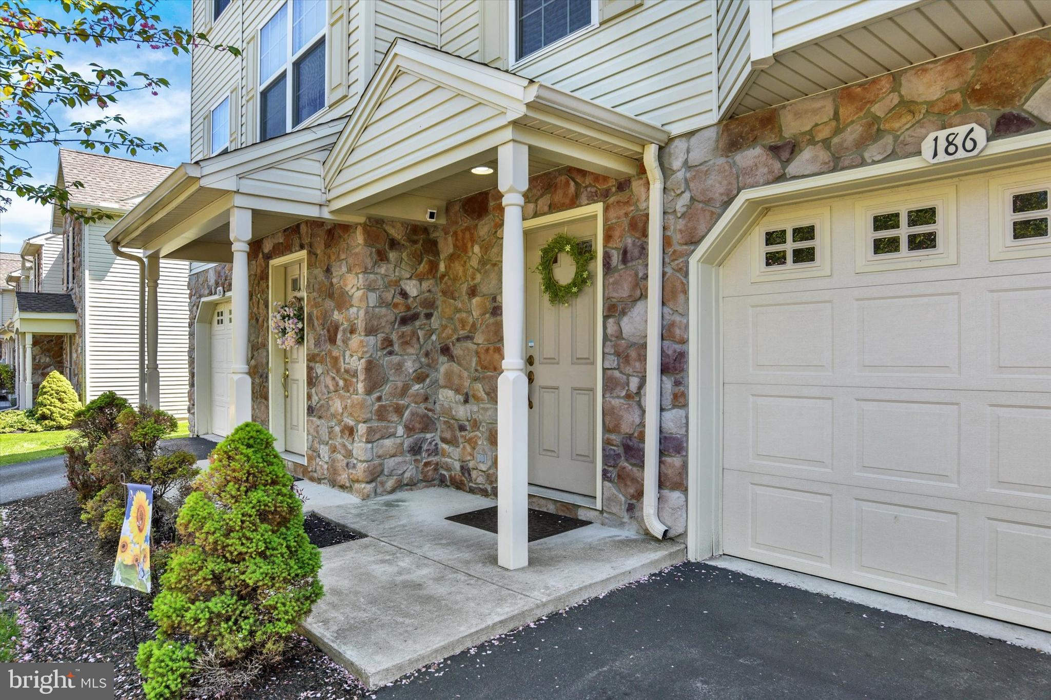 186 Mapleton Drive Harrisburg, PA 17112 - Photo 2 of 33