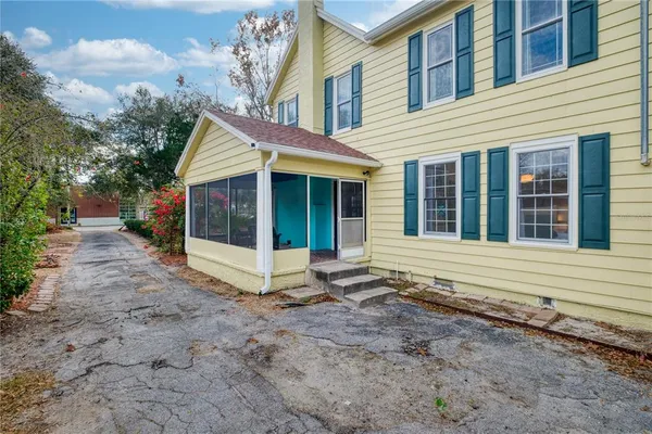a view of a house with a yard