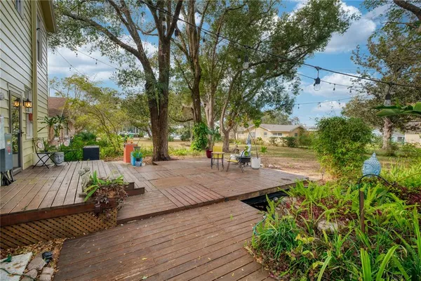 a view of yard with tree in the background