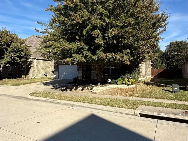 a view of a house with basketball court