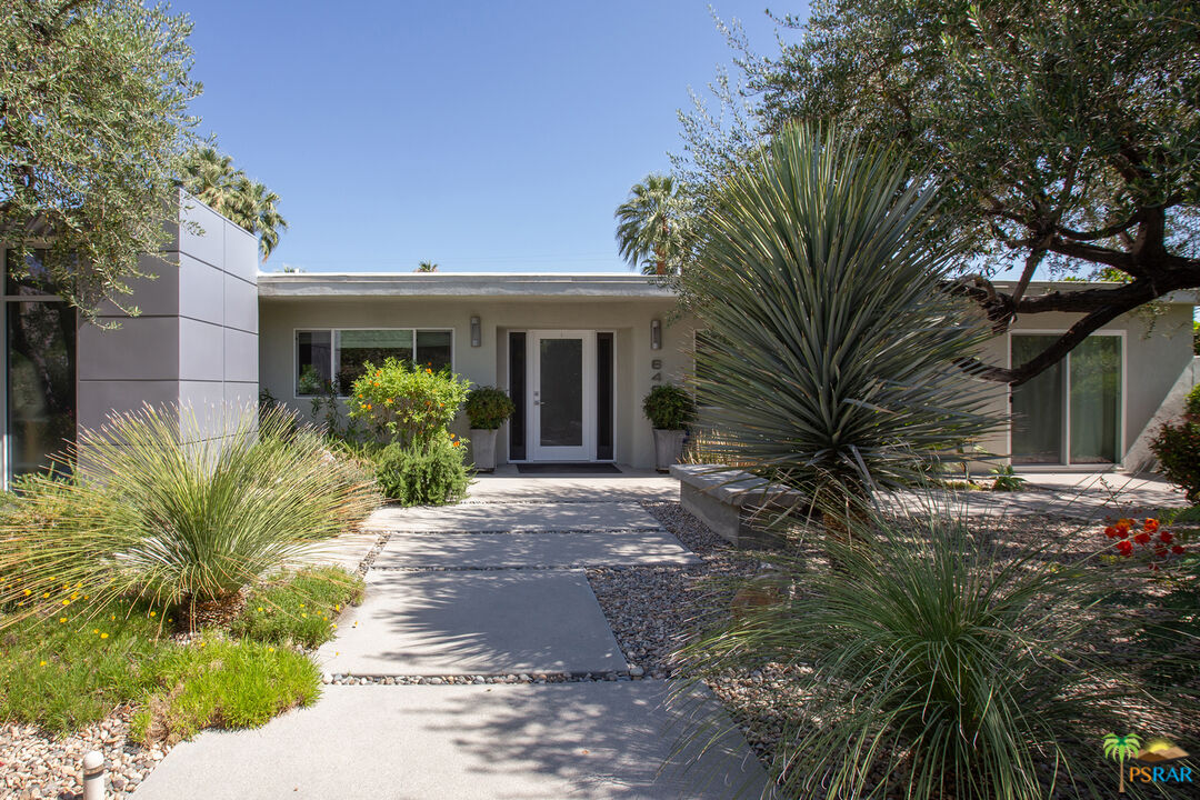 646 East Morongo Road Palm Springs, CA 92264 - Photo 4 of 45 a front view of house with yard and green space