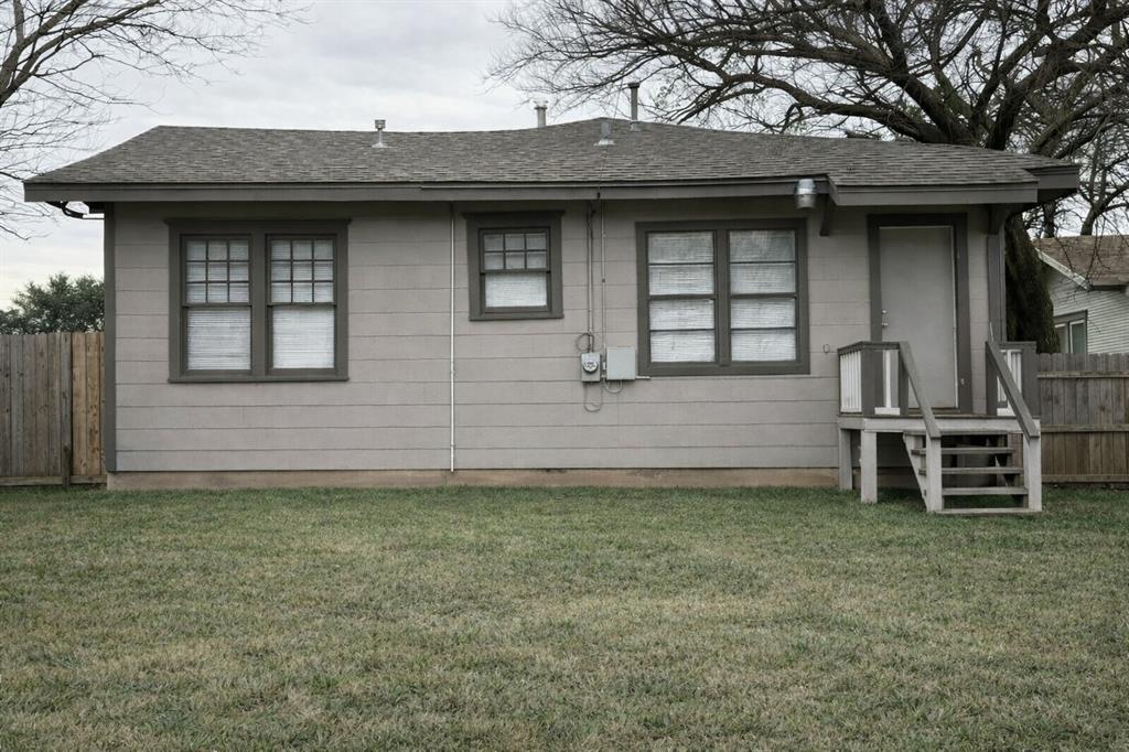 2912 10th Street Wichita Falls, TX 76309 - Photo 15 of 16 a front view of a house with garden
