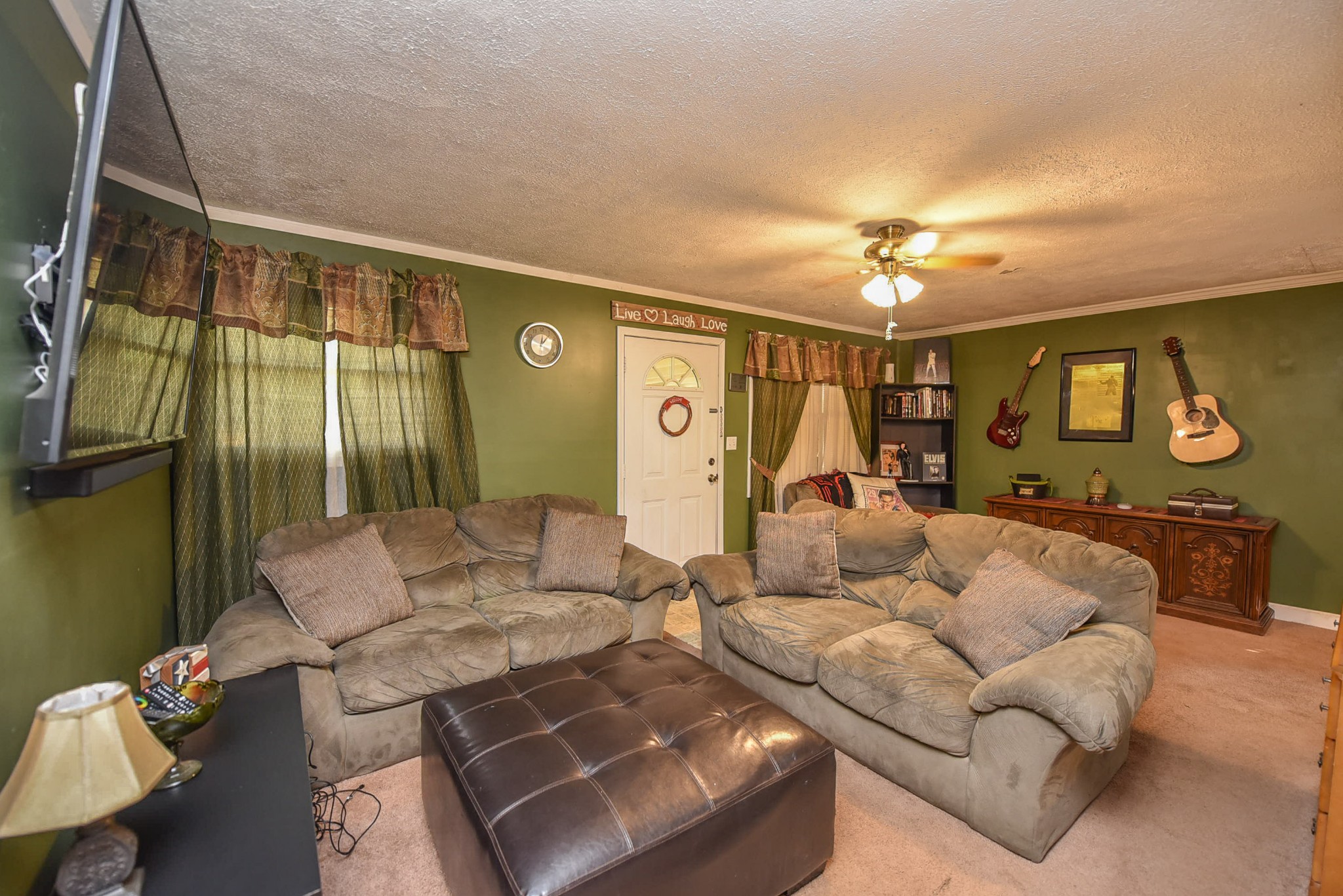 4601 Kinneys Road Springfield, TN 37172 - Photo 18 of 30 a living room with furniture and a chandelier