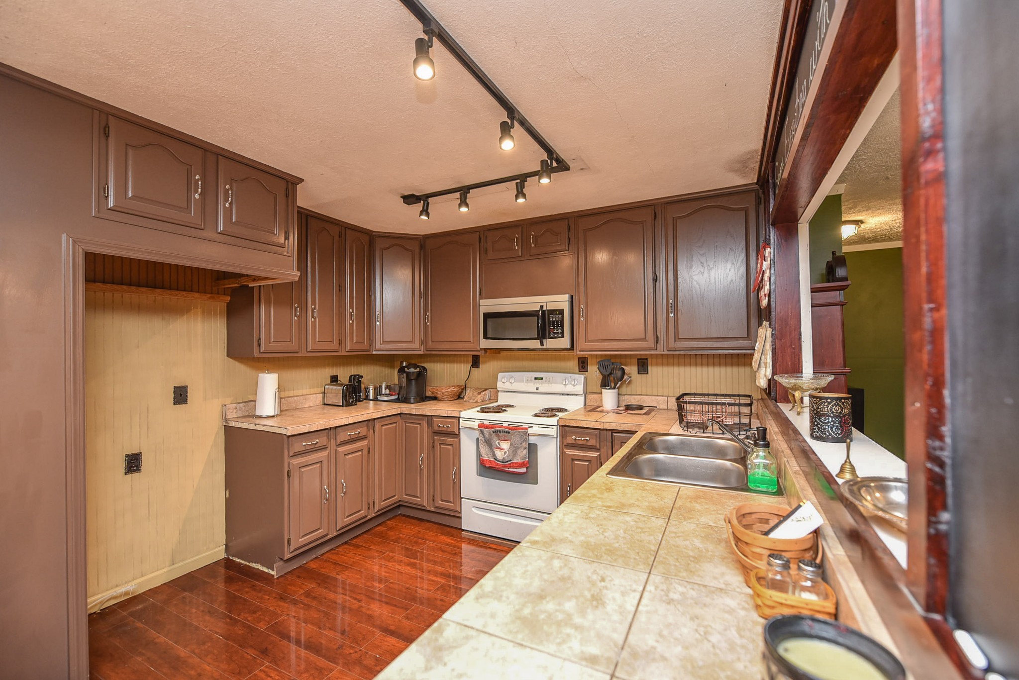 4601 Kinneys Road Springfield, TN 37172 - Photo 21 of 30 a kitchen with stainless steel appliances granite countertop a sink dishwasher stove and refrigerator with wooden floor