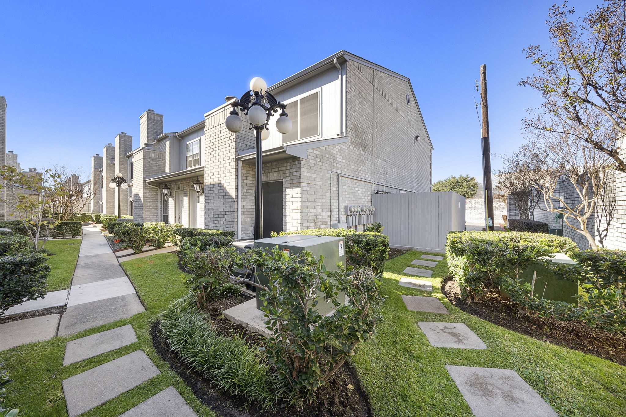 Townhouse on the corner!