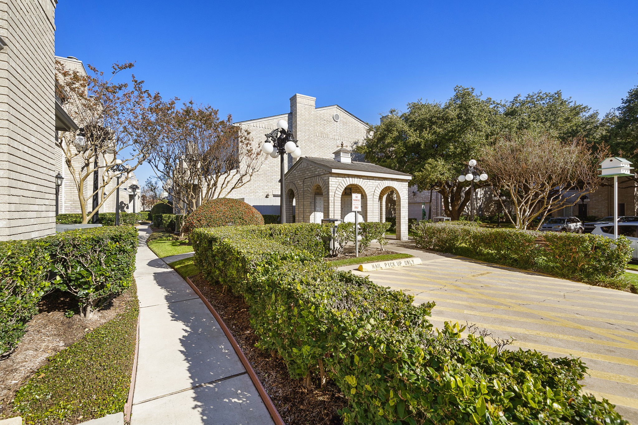 7396 Regency Square Court Houston, TX 77036 - Photo 4 of 26 Picking up the mail is very easy..