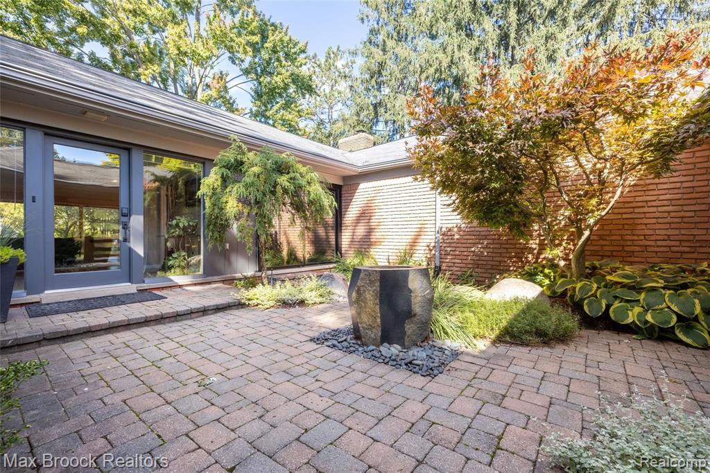 32481 Evergreen Road Beverly Hills, MI 48025 - Photo 2 of 57