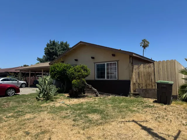 a view of house with yard