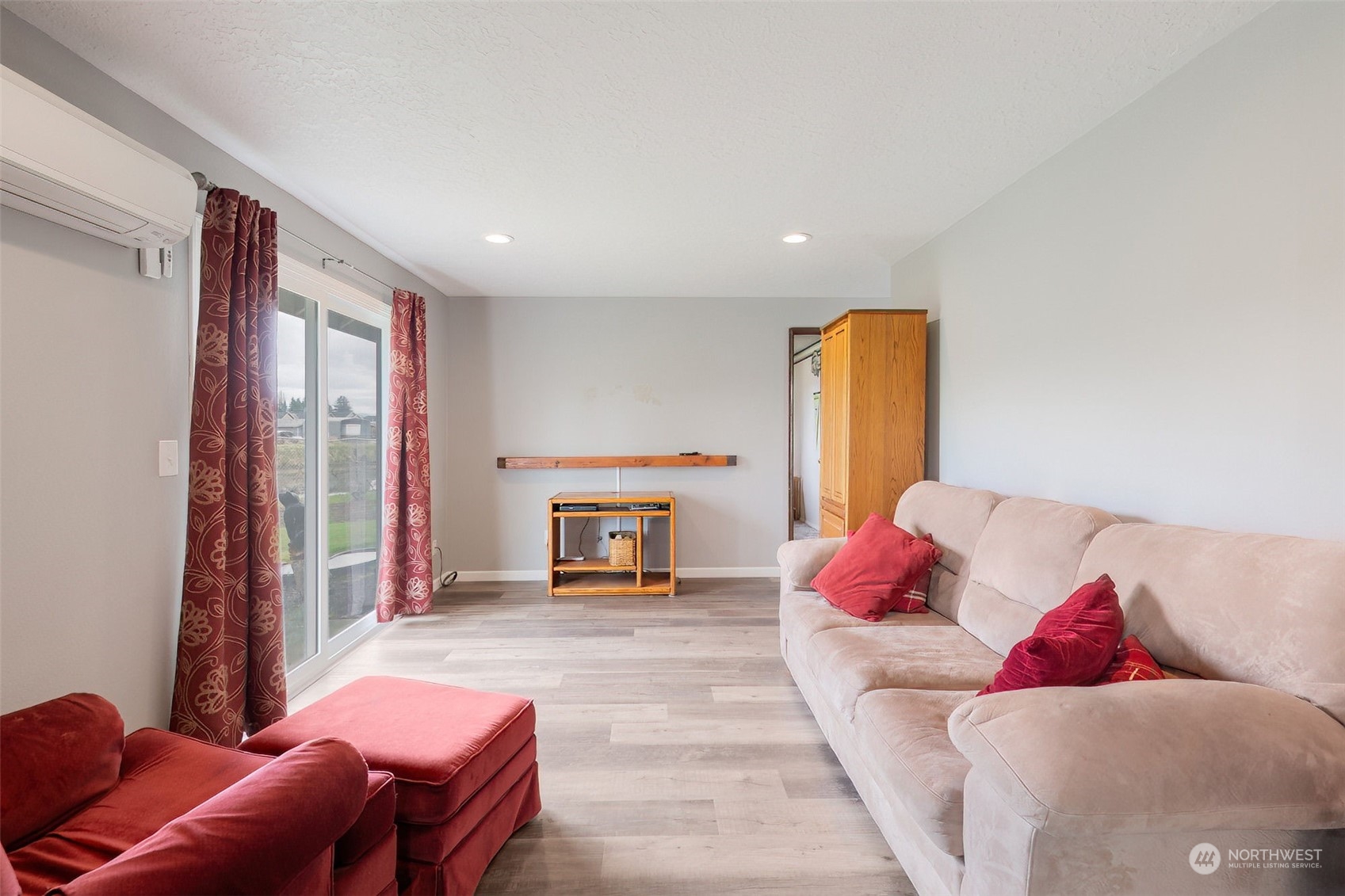 10 Lee Place Longview, WA 98632 - Photo 15 of 38 a living room with furniture and a flat screen tv
