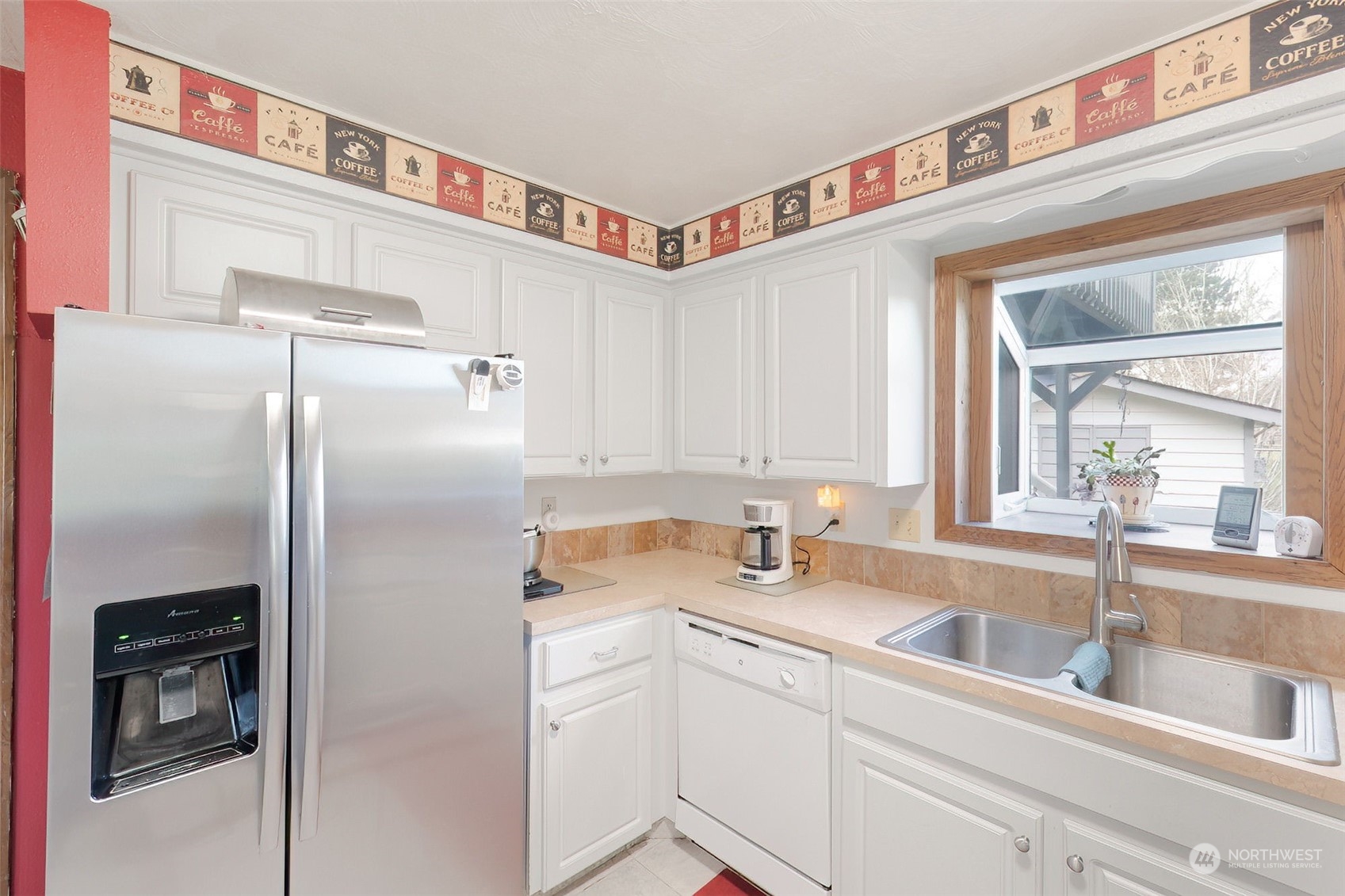 10 Lee Place Longview, WA 98632 - Photo 8 of 38 a kitchen with a sink and refrigerator