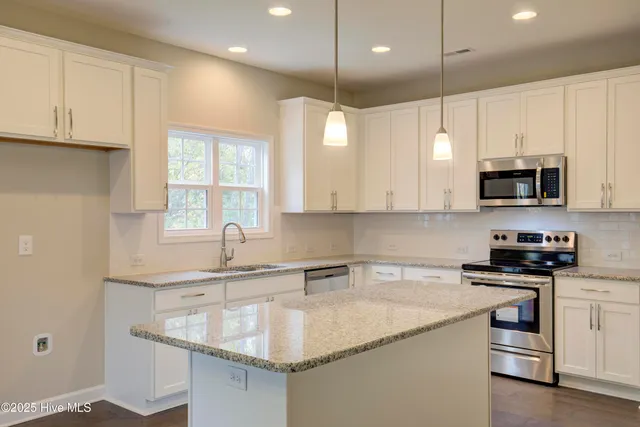 $1,975 | 217 Admiral Court, Sneads Ferry, NC 28460