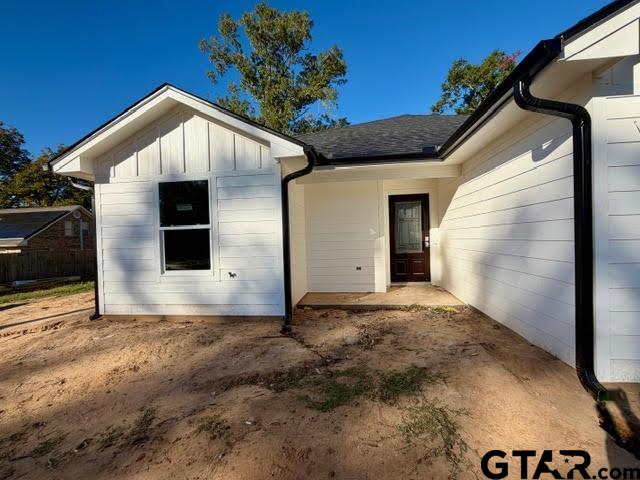 623 North Weldon Street Frankston, TX 75763 - Photo 2 of 29 a view of a house with a garage