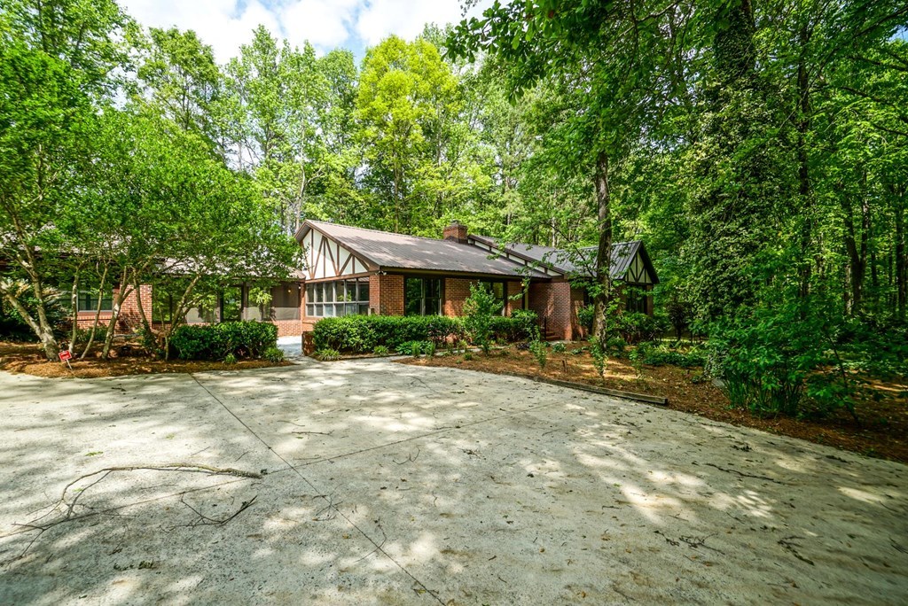 6875 Colaparchee Road, Unit 5A Macon, GA 31210 - Photo 15 of 39 a front view of a house with a yard and potted plants