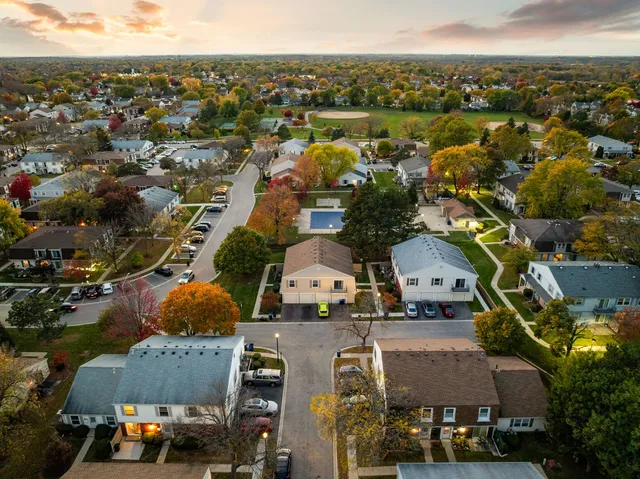 $2,395 | 602 Bryn Mawr Court, Unit 602, Schaumburg, IL 60107