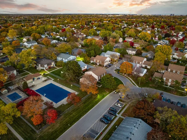 $2,395 | 602 Bryn Mawr Court, Unit 602, Schaumburg, IL 60107