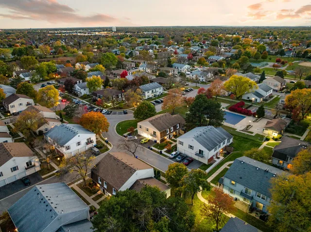 $2,395 | 602 Bryn Mawr Court, Unit 602, Schaumburg, IL 60107