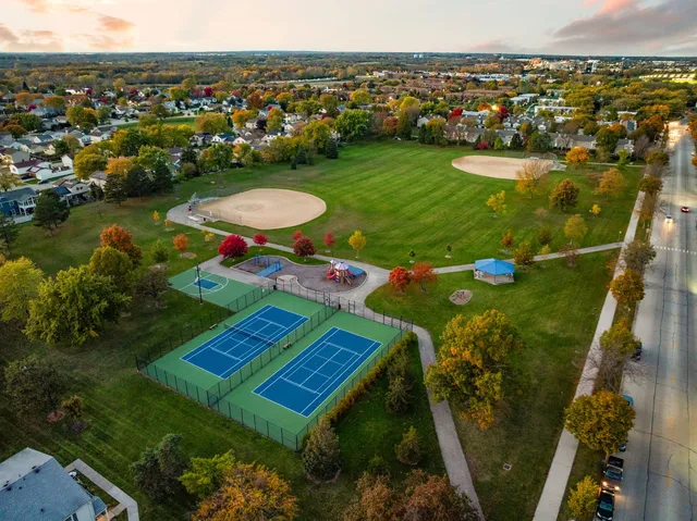 $2,395 | 602 Bryn Mawr Court, Unit 602, Schaumburg, IL 60107