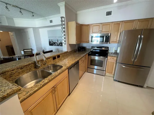$3,250 | 17100 North Bay Road, Unit 1816, Sunny Isles Beach, FL 33160