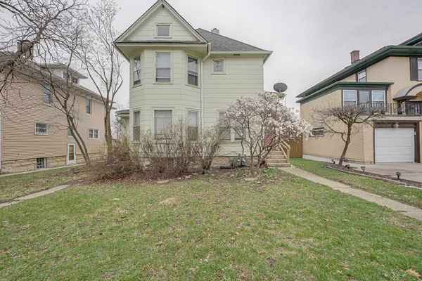 $1,350 | 706 McDonough Street, Unit 2, Joliet, IL 60436