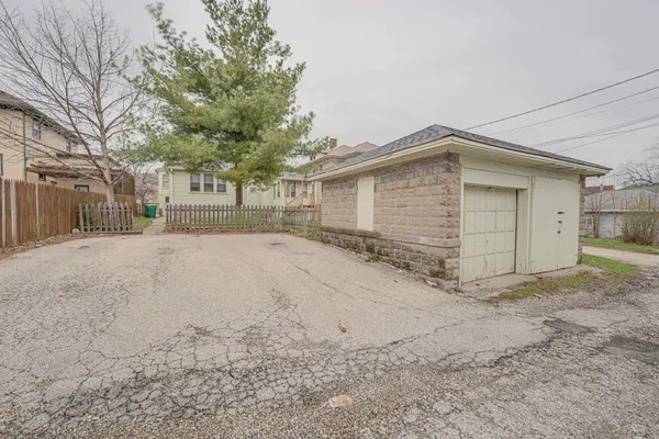 $1,350 | 706 McDonough Street, Unit 2, Joliet, IL 60436