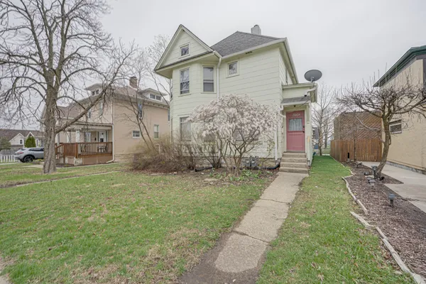 $1,350 | 706 McDonough Street, Unit 2, Joliet, IL 60436