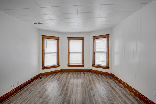 $1,350 | 706 McDonough Street, Unit 2, Joliet, IL 60436