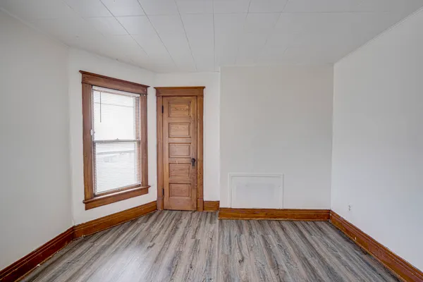 $1,350 | 706 McDonough Street, Unit 2, Joliet, IL 60436