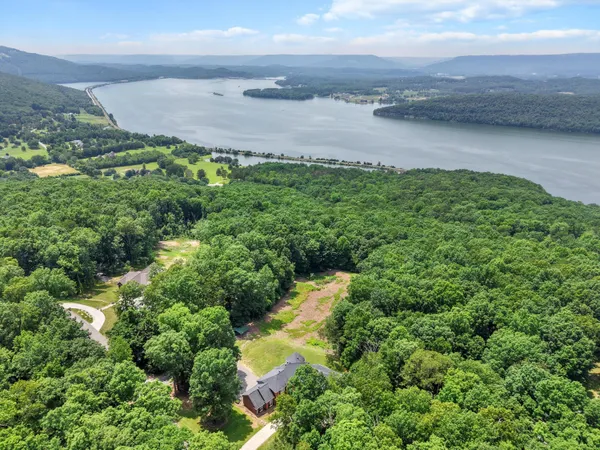 $720,000 | 310 Bluffs Road North, South Pittsburg, TN 37380