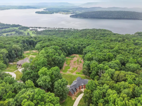 $720,000 | 310 Bluffs Road North, South Pittsburg, TN 37380