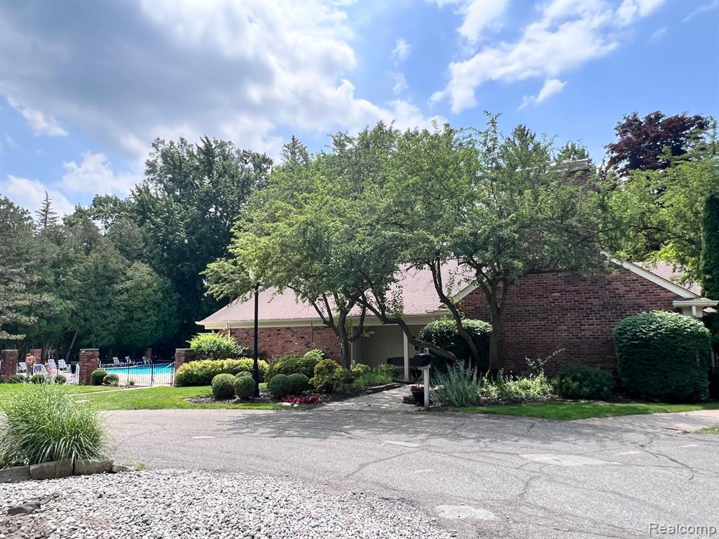 1185 Pine Ridge Court Rochester Hills, MI 48306 - Photo 19 of 21