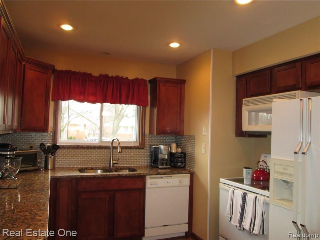 19193 Rensellor Street Livonia, MI 48152 - Photo 5 of 19 IMG_0020.JPG