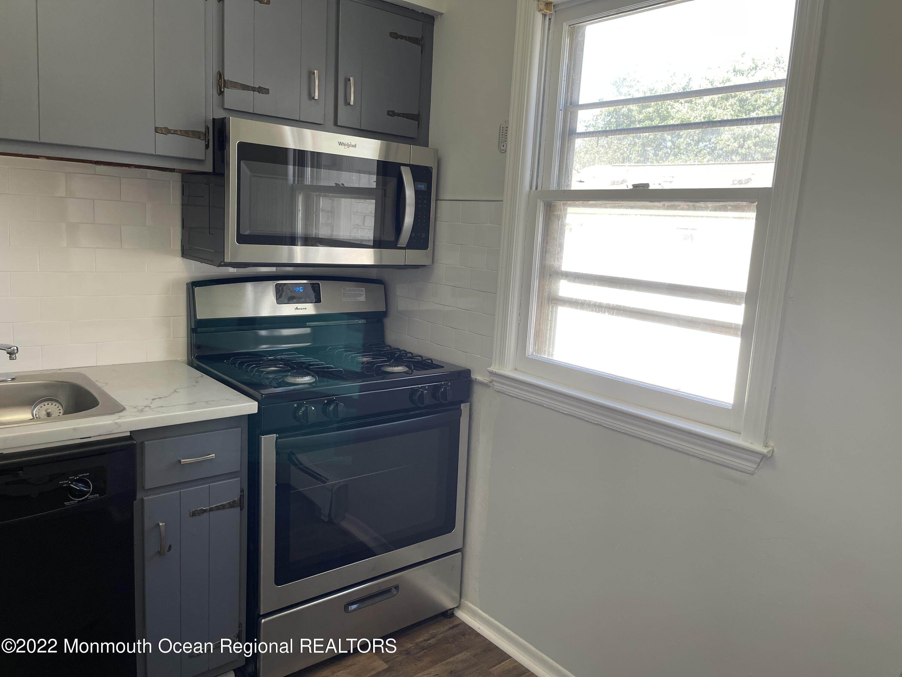 440 Cross Road, Unit C4 Matawan, NJ 07747 - Photo 2 of 24 New Stove & Microwave