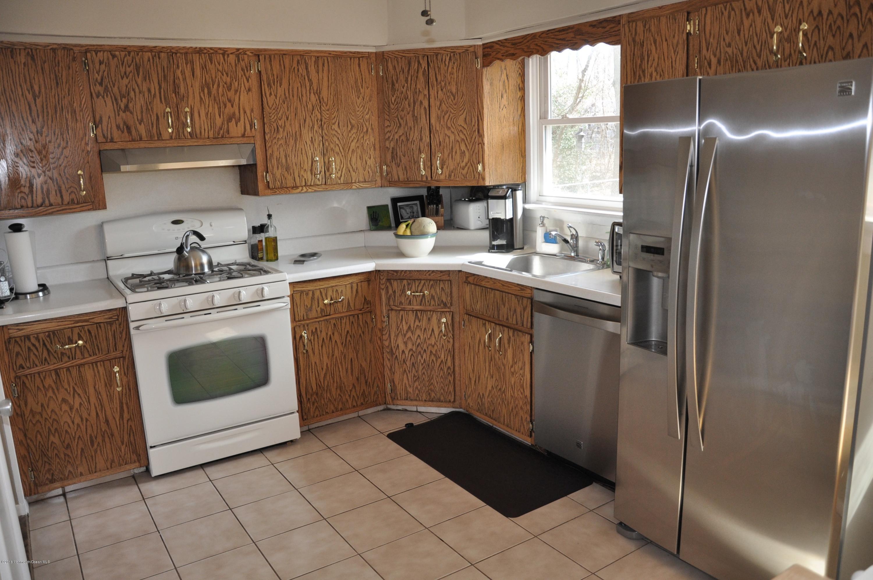 136 Riveredge Road Tinton Falls, NJ 07724 - Photo 4 of 33 DSC_0116