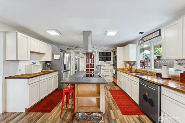 $799,500 | 5318 West Tapps Drive East, Lake Tapps, WA 98391