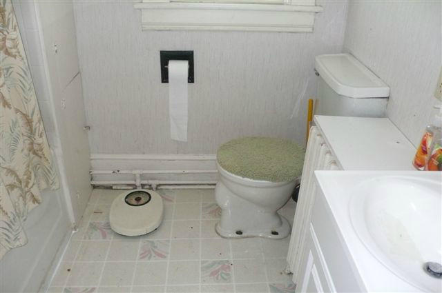 2438 Montvale Road Southwest Roanoke, VA 24015 - Photo 28 of 36 Full bath upstairs