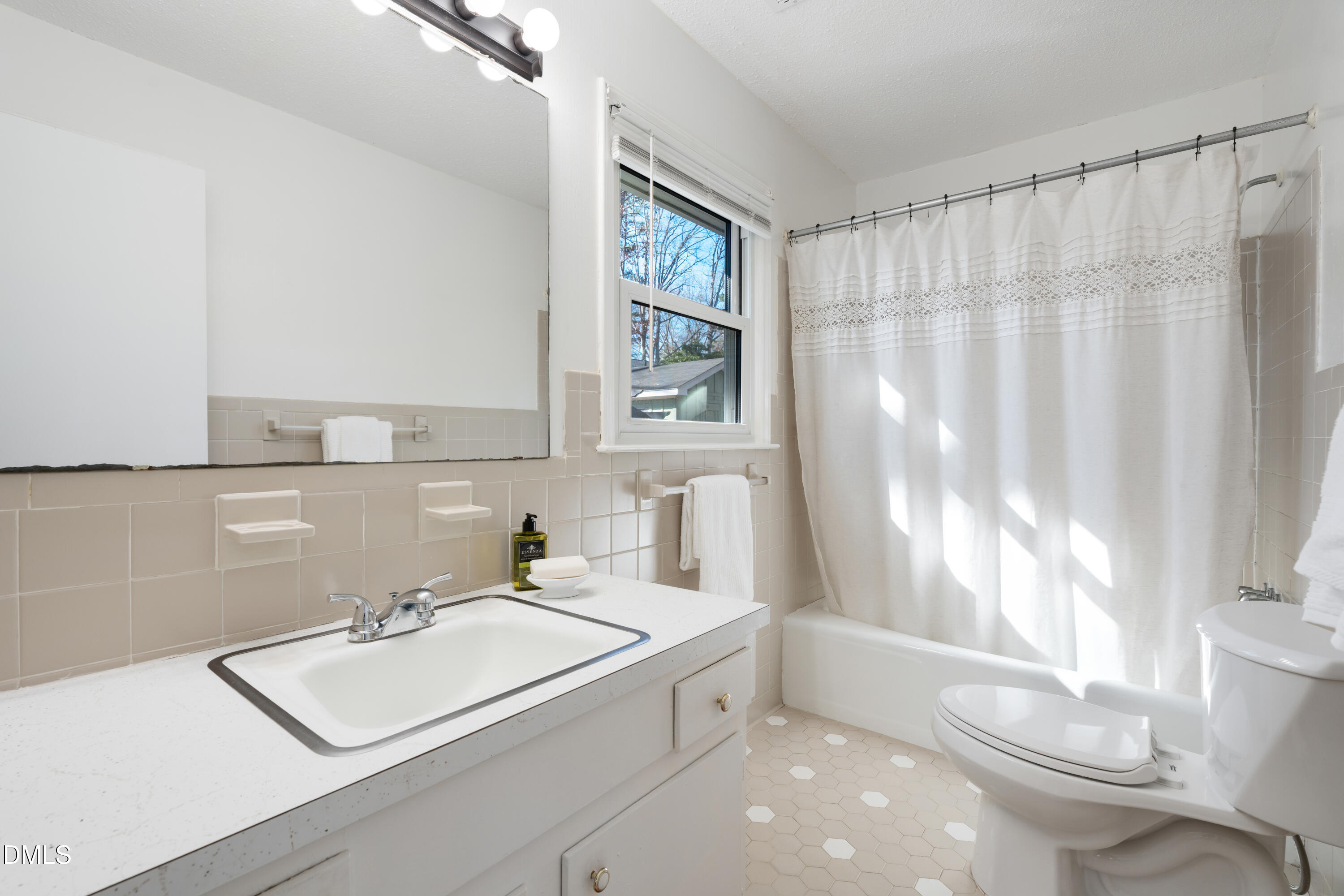 318 East Millbrook Road Raleigh, NC 27609 - Photo 22 of 45 318 E Millbrook-32