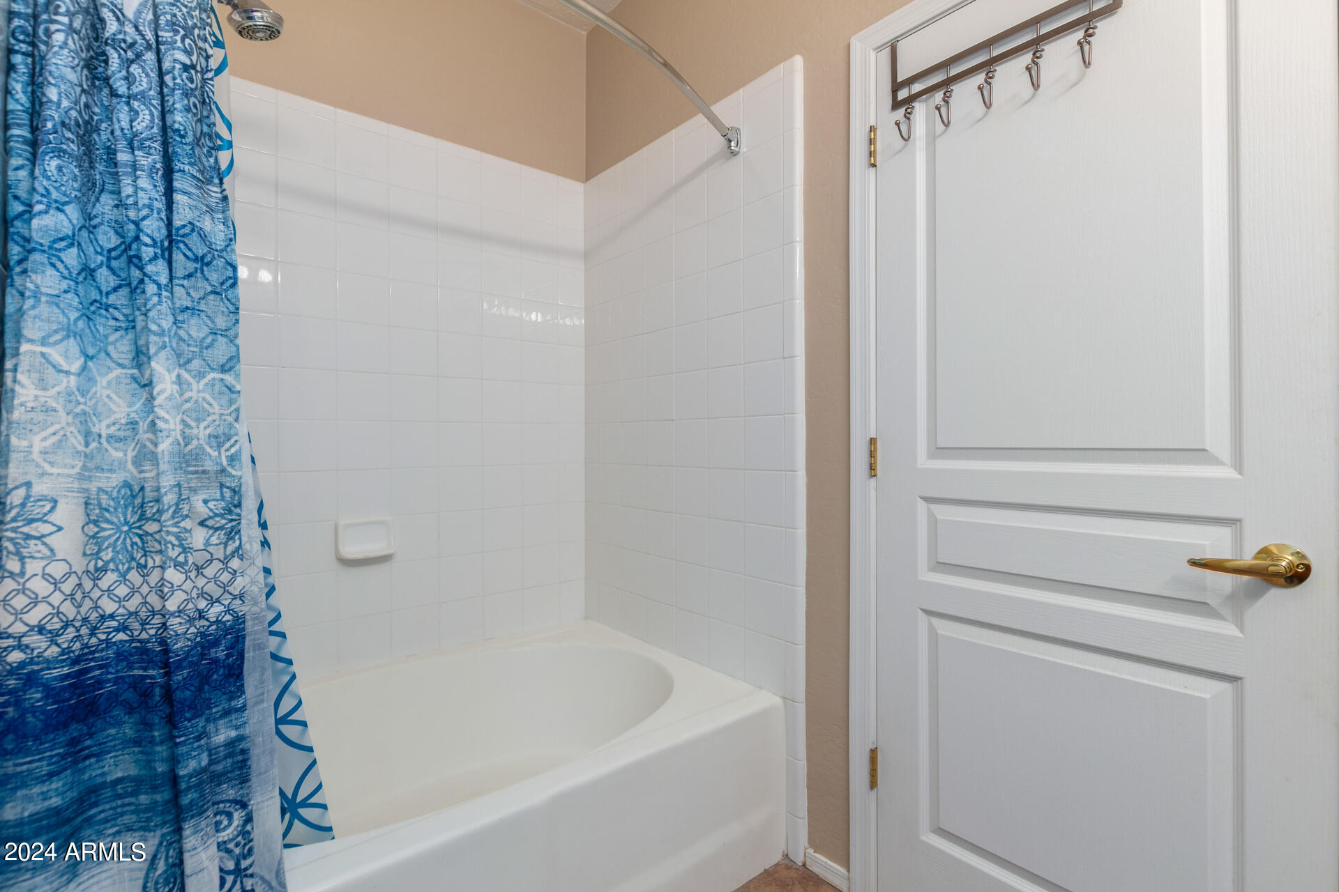 955 East Knox Road, Unit 244 Chandler, AZ 85225 - Photo 21 of 47 a bathroom with a bathtub