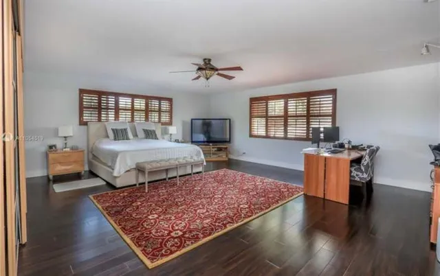 a view of a yard with an tree