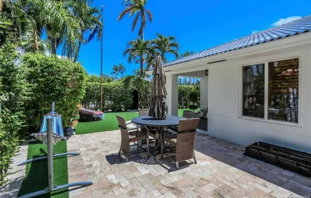 a view of a backyard