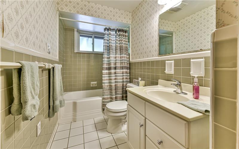 425 Thompson Run Road Pittsburgh, PA 15237 - Photo 14 of 24 Upstairs hall bathroom