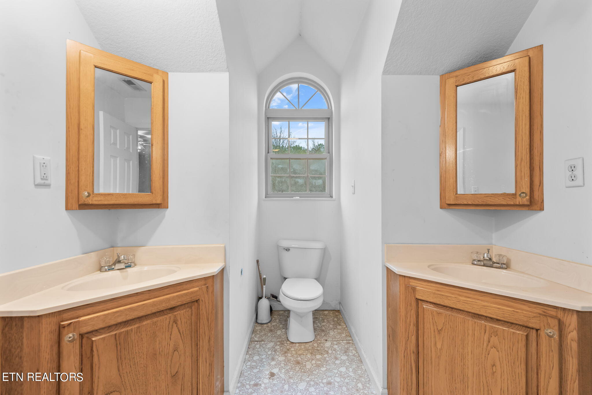 133 University Road Kingston, TN 37763 - Photo 34 of 58 upstairs bath 2