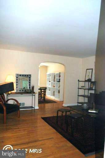 310 Stanmore Road Baltimore, MD 21212 - Photo 3 of 24 a living room with furniture