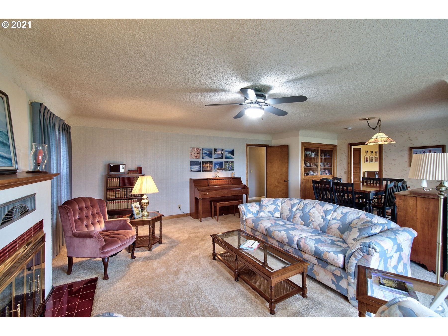 21451 River Road Northeast St. Paul, OR 97137 - Photo 3 of 32 a living room with furniture and a dining table