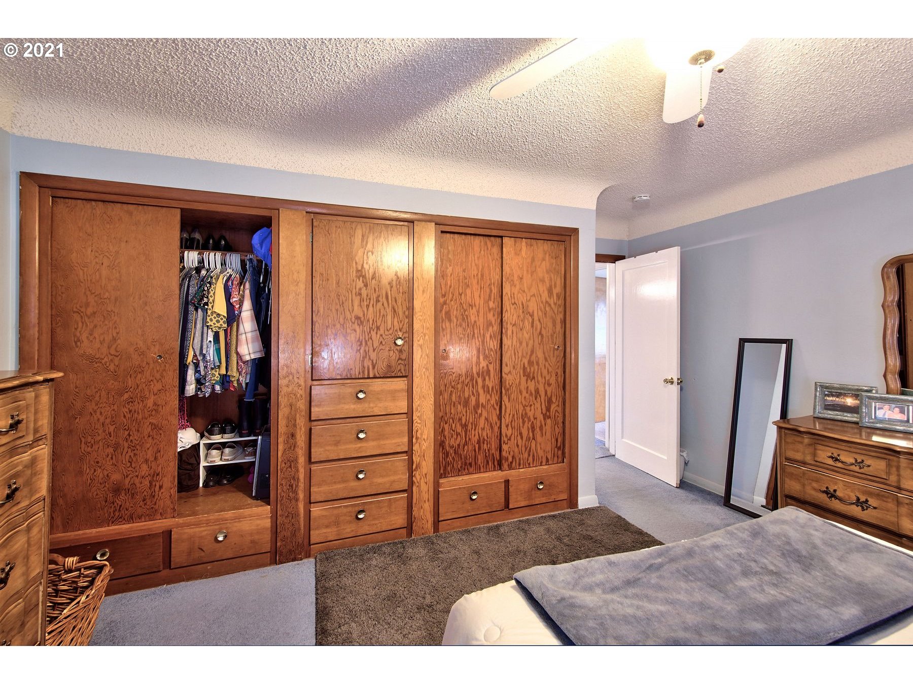 21451 River Road Northeast St. Paul, OR 97137 - Photo 21 of 32 a living room with furniture and a walk in closet