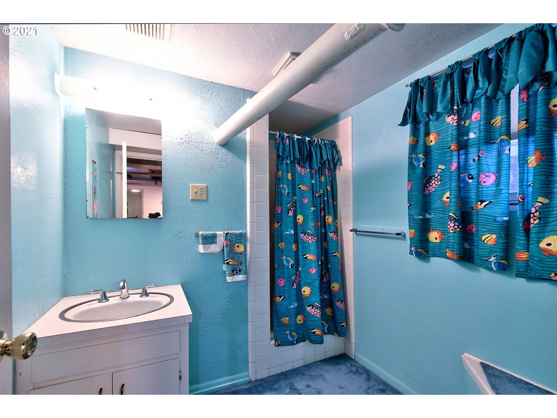 21451 River Road Northeast St. Paul, OR 97137 - Photo 25 of 32 a bathroom with a bathtub and a shower