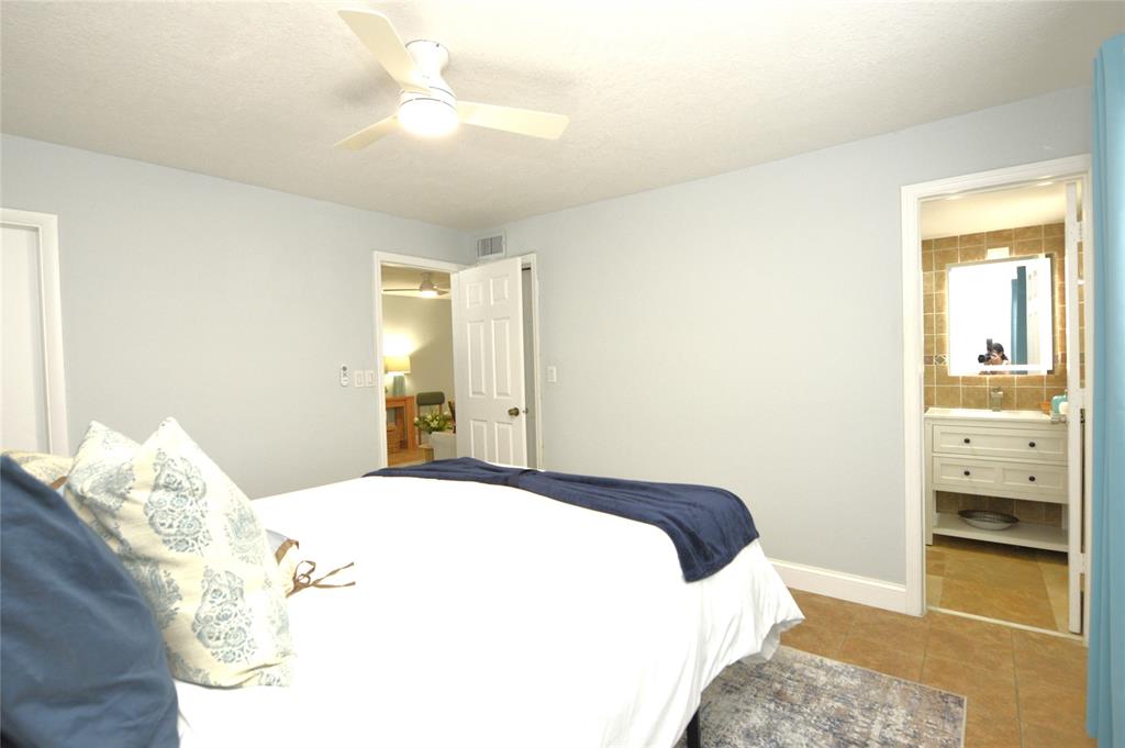 1010 Southeast 15th Street, Unit 112 Fort Lauderdale, FL 33316 - Photo 11 of 21 a bedroom with a large bed and a chandelier