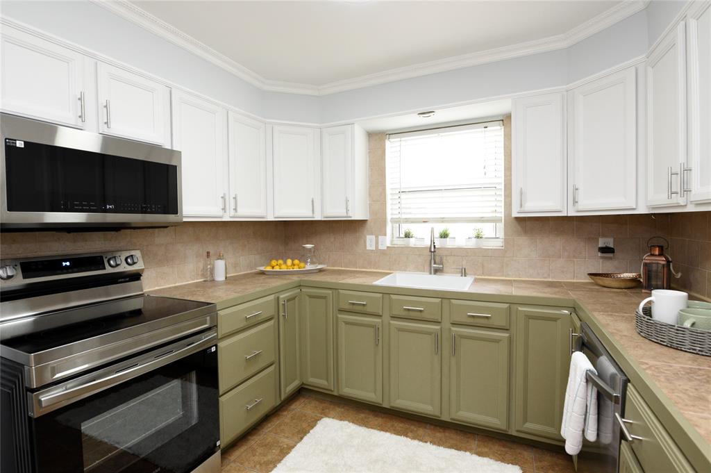 1010 Southeast 15th Street, Unit 112 Fort Lauderdale, FL 33316 - Photo 4 of 21 a kitchen with a sink stove and microwave