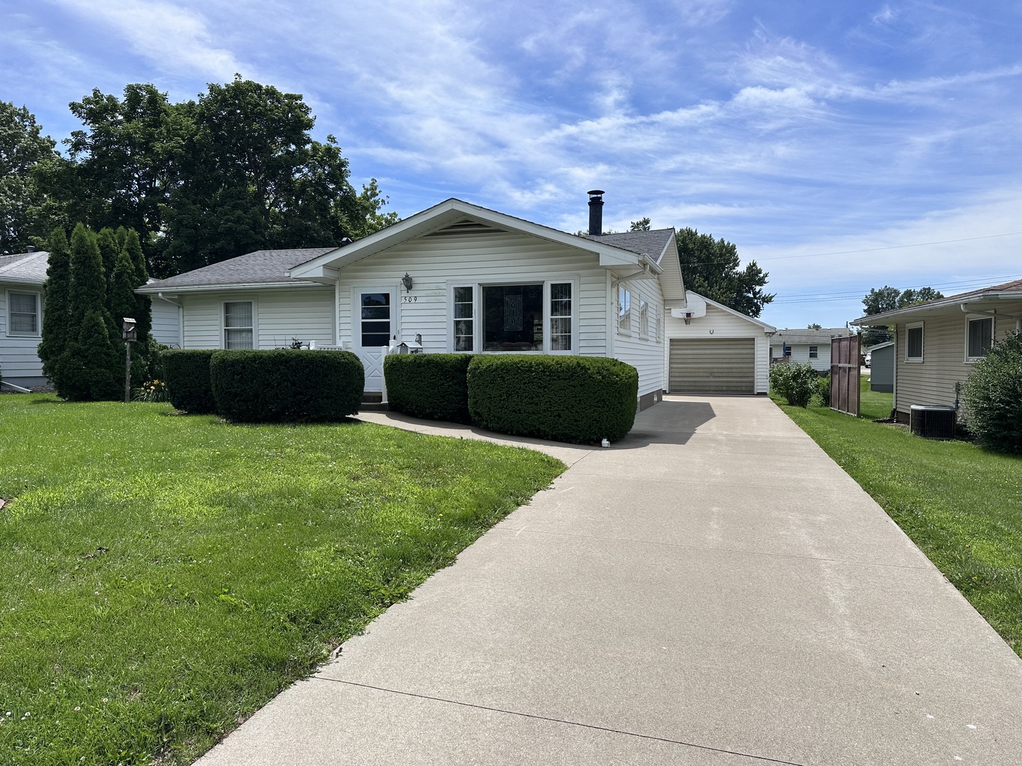 509 Highview Drive Clinton, IA 52732 - Photo 2 of 21